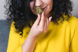 volwassen vrouw Holding in de hand- medisch marihuana knoppen, dichtbij omhoog foto