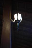LED lichten Aan de plafond van de huis gemaakt van hout foto