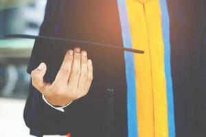 schot van afstuderen hoeden tijdens aanvang succes afgestudeerden van de universiteit, concept onderwijs felicitatie. diploma-uitreiking, feliciteerde de afgestudeerden op de universiteit. foto