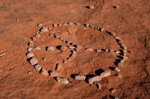 vrede symbool gemaakt uit van rotsen in Arizona foto