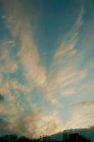 veer wolken in de vorm van een engel zijn zichtbaar in de lucht. de foto was genomen Aan de dag van de aartsengel Michael