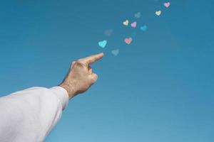 hand- omhoog in de lucht aanraken een hart vorm geven aan, liefde emoties in Valentijnsdag dag foto