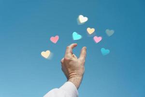 hand- omhoog in de lucht aanraken een hart vorm geven aan, liefde emoties in Valentijnsdag dag foto