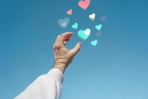 hand- omhoog in de lucht aanraken een hart vorm geven aan, liefde emoties in Valentijnsdag dag foto