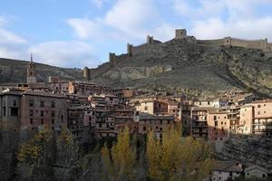 visie over- de mooi berg dorp albarracin in Spanje met de stad muur foto