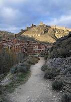 mooi oud architectuur en gebouwen in de berg dorp van albarracine, Spanje foto