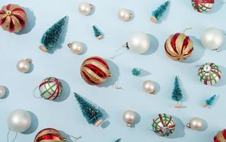 rood en wit glimmend Kerstmis ballen Aan blauw pastel achtergrondgeluid, patroon foto