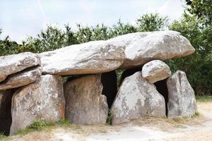 oude steen hunebed in briere regio, Frankrijk foto