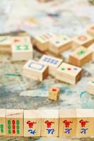 houten tegels en spelen veld- in mahjong spel foto