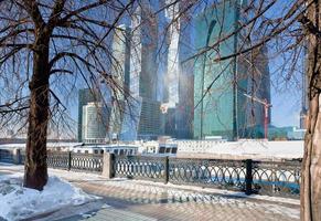 uitzicht op nieuwe gebouwen van de stad Moskou in de winter foto