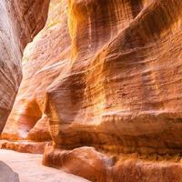 zandsteen muren van al siq passage naar petra stad- foto