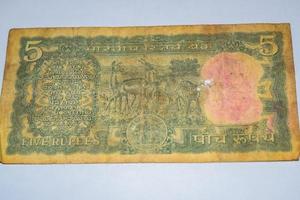 zeldzame oude vijf roepie-biljetten gecombineerd op tafel, India-geld op de draaiende tafel. oude Indiase bankbiljetten op een roterende tafel, Indiase valuta op tafel foto