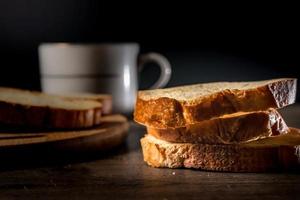 brood voor ontbijt, met kop van koffie over- rustiek houten achtergrond met kopiëren ruimte. ochtend- ontbijt met koffie en toasten. foto