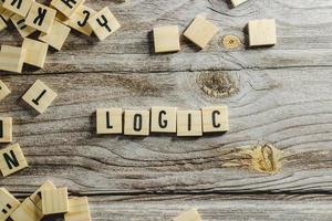 logica woord geschreven in houten kubus foto