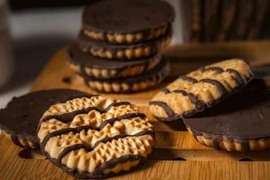 chocola koekjes Aan houten tafel. detailopname zandkoekjes koekjes chocola voor ochtend- ontbijt. foto