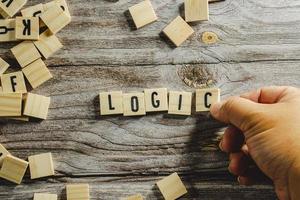 logica woord geschreven in houten kubus foto
