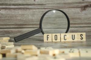 focus woord geschreven in houten kubus foto