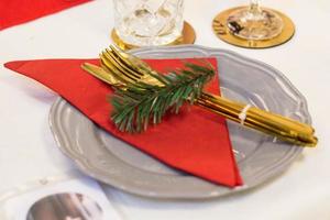 Kerstmis bord en goudwerk met rood kleding met Afdeling van Spar boom foto