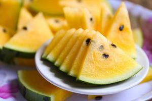 zoet watermeloen plakjes stukken vers watermeloen tropisch zomer fruit, geel watermeloen plak Aan bord foto