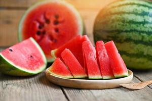 zoet watermeloen plakjes stukken vers watermeloen tropisch zomer fruit, watermeloen plak Aan bord houten achtergrond foto