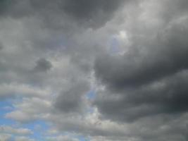 dicht wolken in de lucht voordat de regen foto