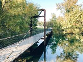 wandelen brug over- meer foto