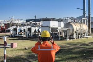 gas- arbeiders slijtage oorwarmers naar werk in olie raffinaderijen foto