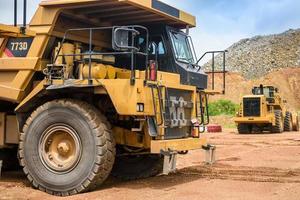 Open pit de mijne industrie, groot geel mijnbouw vrachtauto voor steenkool antraciet. foto