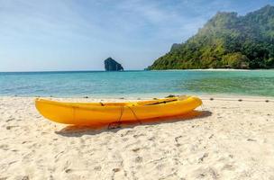 een helder geel kajak park Aan de strand voor toeristen naar huur Bij oa nag, Thailand foto