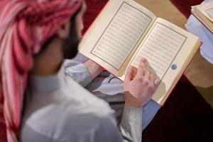 twee moslim mensen in moskee lezing koran samen concept van Islamitisch onderwijs foto