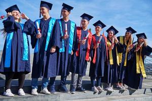 jong afgestudeerden studenten groep foto