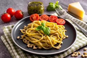 pasta met verse huisgemaakte pestosaus en voedselingrediënten foto