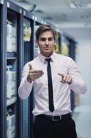 jong het ingenieur in datacenter server kamer foto