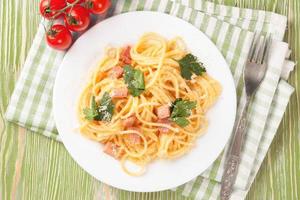 pasta carbonara geserveerd op een witte plaat. foto