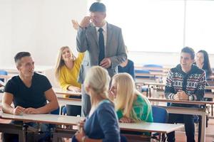 groep van studenten met leraar Aan klasse foto