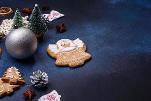 Kerstmis samenstelling met peperkoek koekjes, Kerstmis speelgoed, pijnboom kegels en specerijen foto