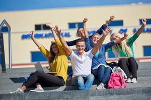 studenten buiten zittend Aan stappen foto