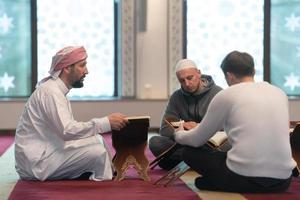 moslim mensen in moskee lezing koran samen foto