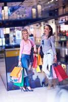 gelukkig jong meisjes in boodschappen doen winkelcentrum foto