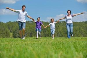 gelukkig jong familie hebben pret buitenshuis foto