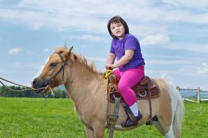 kind rijden pony foto