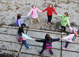 school- meisjes rennen weg foto