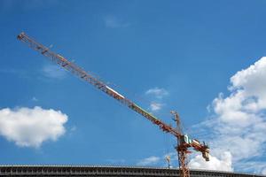 kraan en gebouw bouw werk en blauw lucht foto