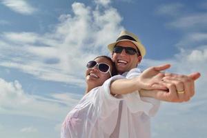 gelukkig jong koppel veel plezier op het strand foto