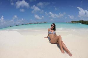 mooi jong vrouw Aan strand hebben pret en kom tot rust foto