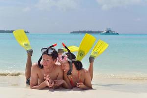 gelukkig jong koppel veel plezier op het strand foto