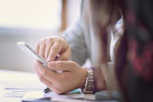 bedrijf mensen handen gebruik makend van slim telefoon foto