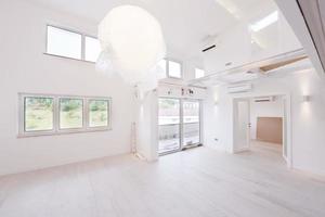 Zweden, 2022 - interieur van leeg elegant modern Open ruimte twee niveau appartement foto