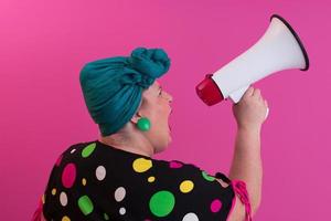 grappig plus grootte vrouw vrouw meisje poseren geïsoleerd Aan pastel roze muur achtergrond studio portret. mensen oprecht emoties levensstijl concept. bespotten omhoog kopiëren ruimte. schreeuwen in megafoon. foto