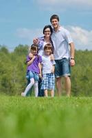 gelukkig jong familie hebben pret buitenshuis foto